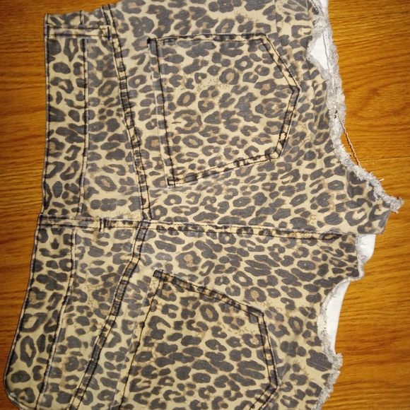 Rocker So brand Leopard printed fringe shorts - Picture 2 of 2